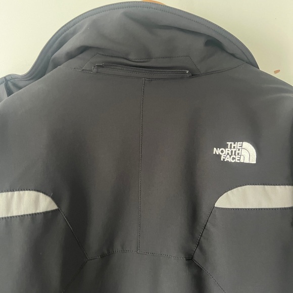 The North Face Men's Black Performance Jacket - Picture 10 of 12